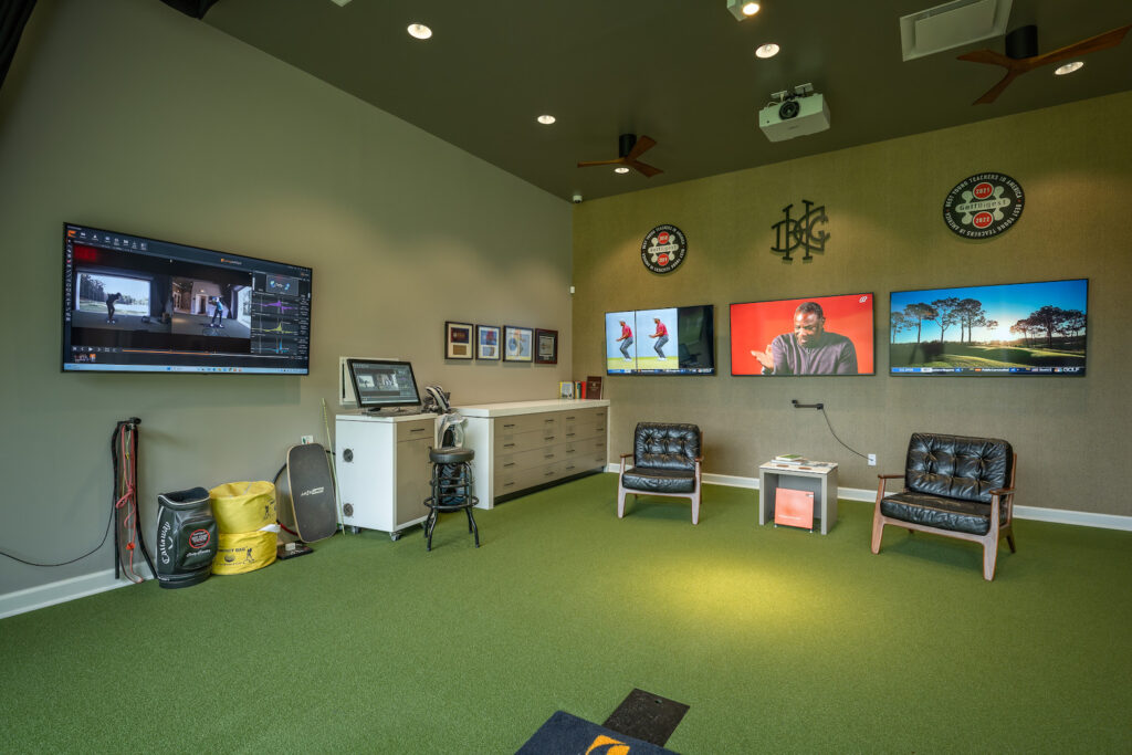 A Pro Golf Training Suite with Audio-Visual systems integrated for an enhanced member experience.